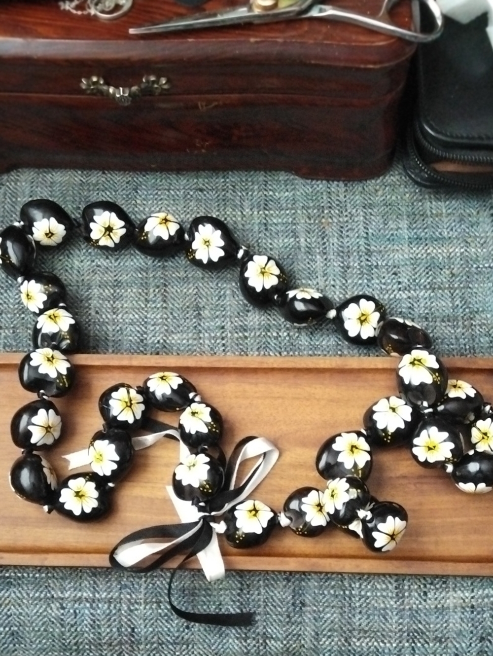 Black Floral Bead Necklace with White Yellow Flowers